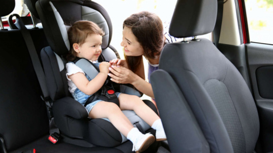 ¿Cuál es el asiento más seguro para los niños en el coche?