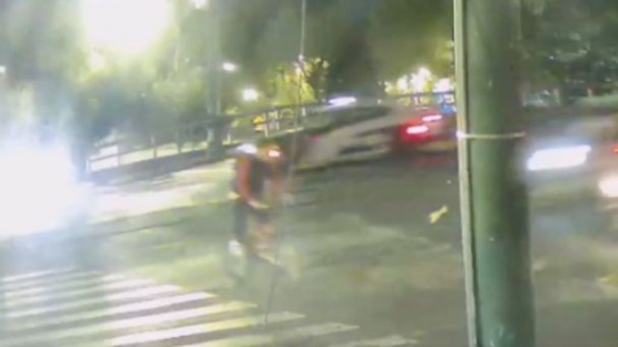 Ciclista se pasa el alto y es arrollado por un motociclista