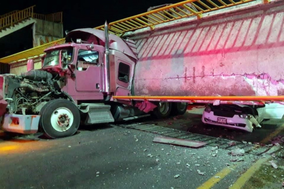 Reportan percanse en la México-Texcoco, Trailer derriba puente 
