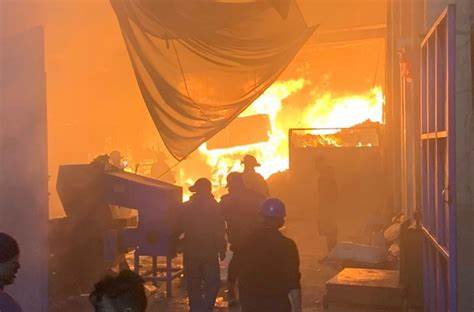 Se registra incendio en bodega de Iztapalapa: evacuan a 400 personas 